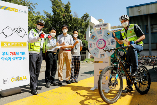 브라이언 맥머레이(맨 왼쪽) 지엠테크니컬센터코리아 부사장과 웨인 오브라이언(맨 오른쪽) GM 해외사업 부문 글로벌 작업장 안전 총괄 전무가 지난 14일 한국GM 인천 부평 본사에서 임직원들과 함께 자전거 운전자 안전 준수 이벤트에 참여해 포즈를 취하고 있다. <한국GM 제공>